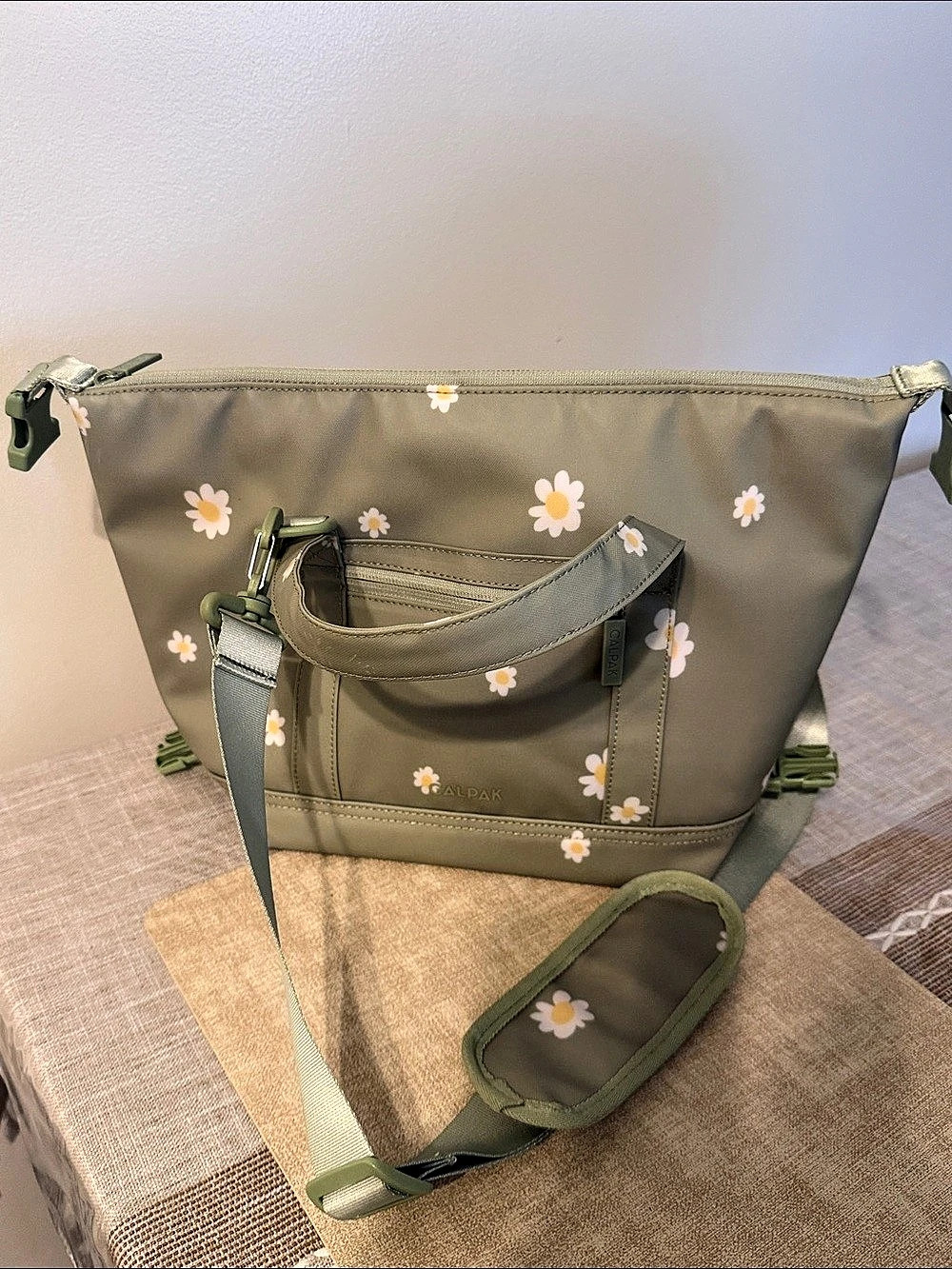 CALPAK Insulated 8L Soft-Sided Cooler Shoulder Bag Green & White